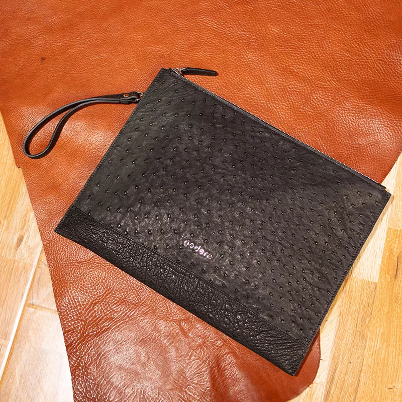 Quando usar esta bolsa de pulso com relevo de avestruz？
