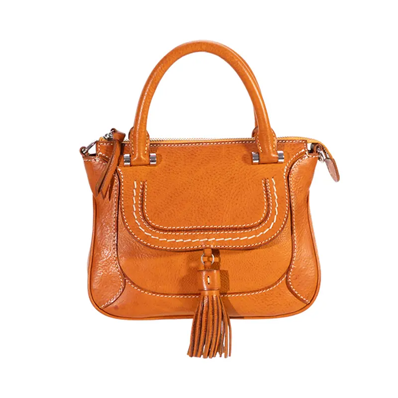 Bolsa com borla de couro curtido vegetal
